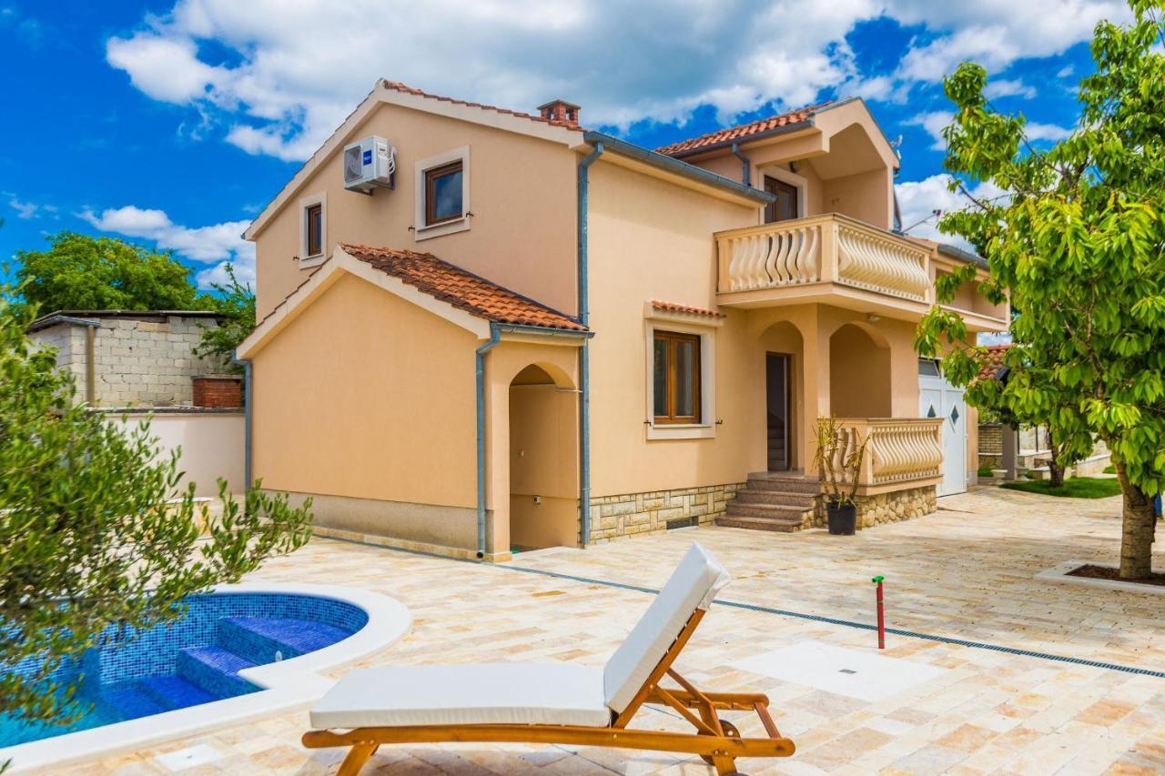 Villa Tina With Swimming Pool, Tennis Court, Games Room, Sauna, Gym, Bbq Policnik Eksteriør bilde