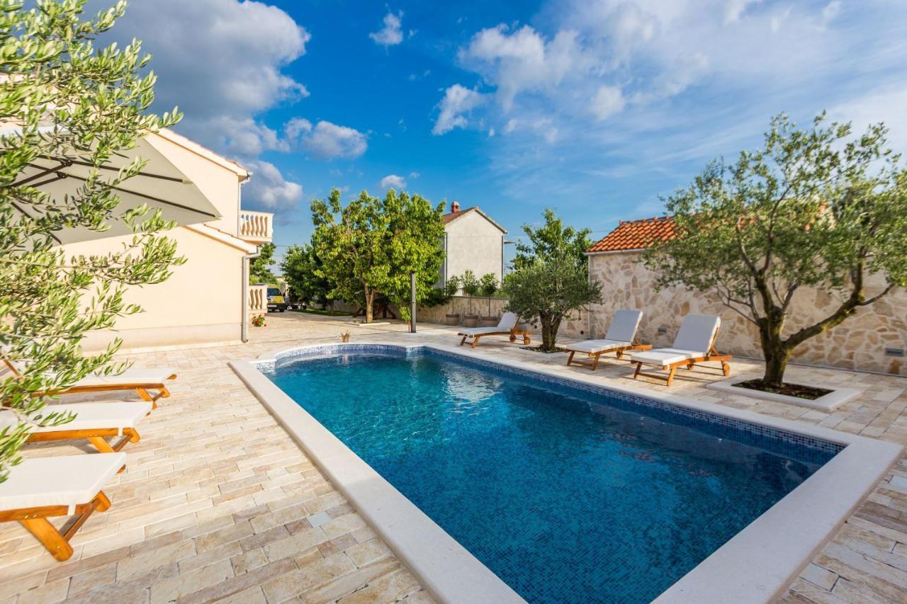 Villa Tina With Swimming Pool, Tennis Court, Games Room, Sauna, Gym, Bbq Policnik Eksteriør bilde