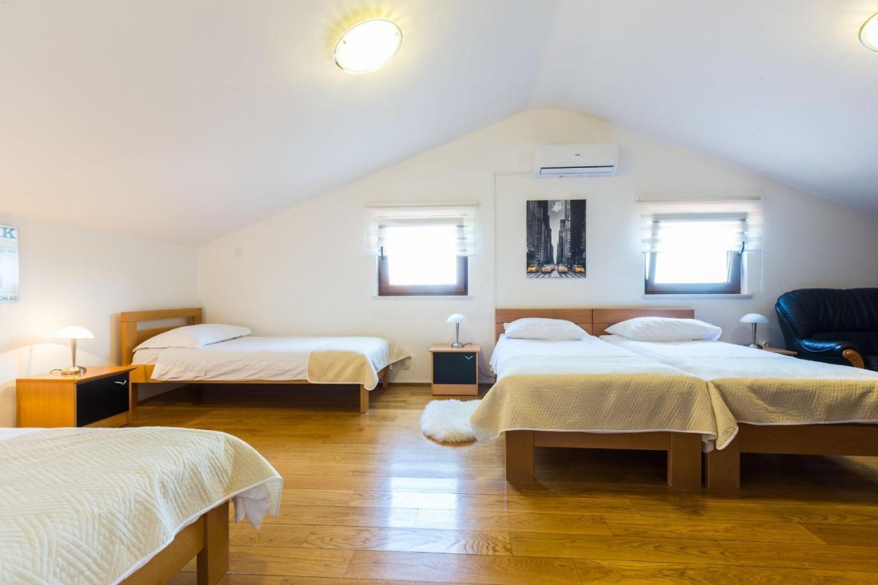 Villa Tina With Swimming Pool, Tennis Court, Games Room, Sauna, Gym, Bbq Policnik Eksteriør bilde