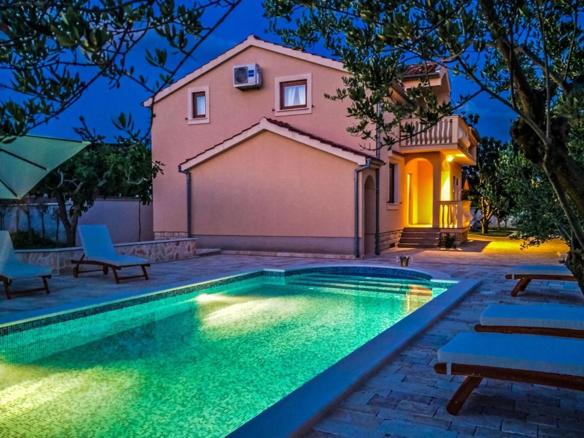 Villa Tina With Swimming Pool, Tennis Court, Games Room, Sauna, Gym, Bbq Policnik Eksteriør bilde