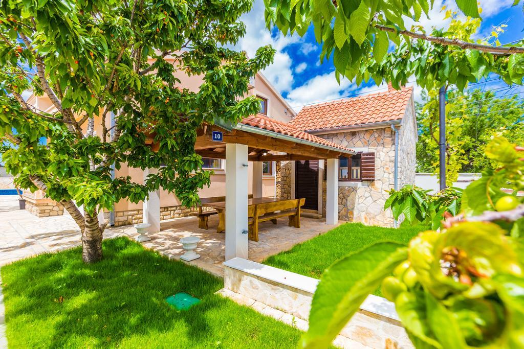 Villa Tina With Swimming Pool, Tennis Court, Games Room, Sauna, Gym, Bbq Policnik Eksteriør bilde