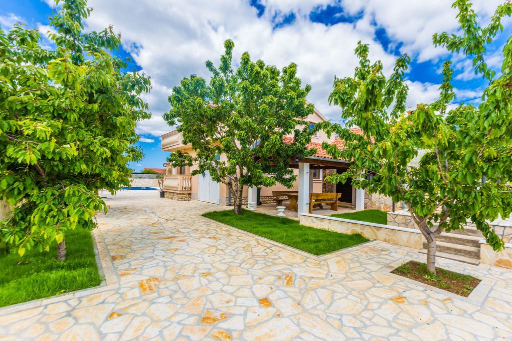 Villa Tina With Swimming Pool, Tennis Court, Games Room, Sauna, Gym, Bbq Policnik Eksteriør bilde