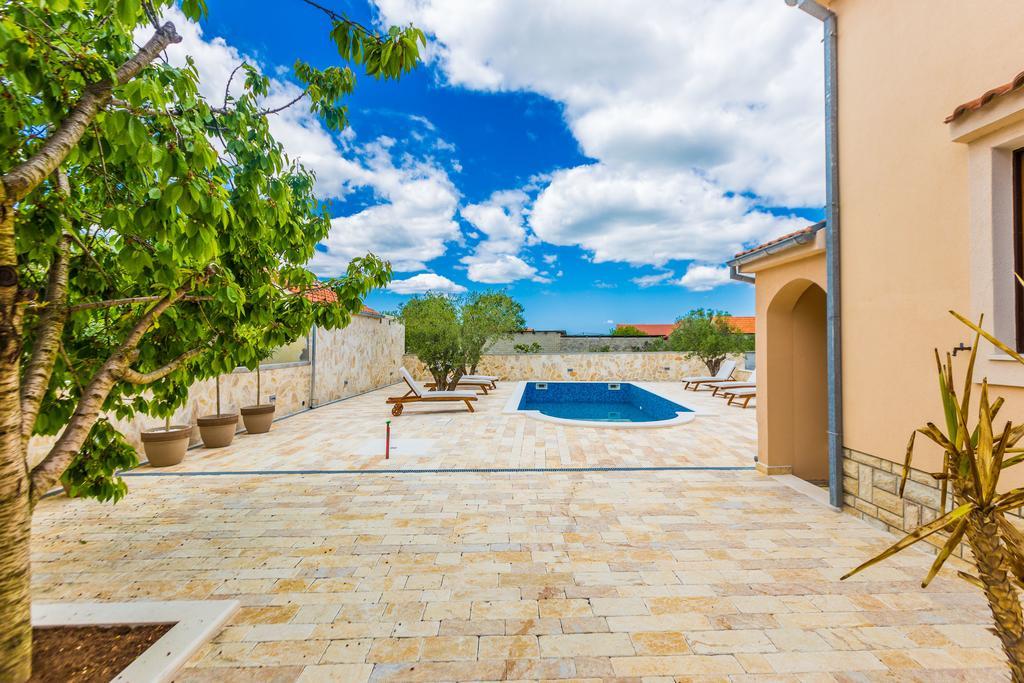 Villa Tina With Swimming Pool, Tennis Court, Games Room, Sauna, Gym, Bbq Policnik Eksteriør bilde