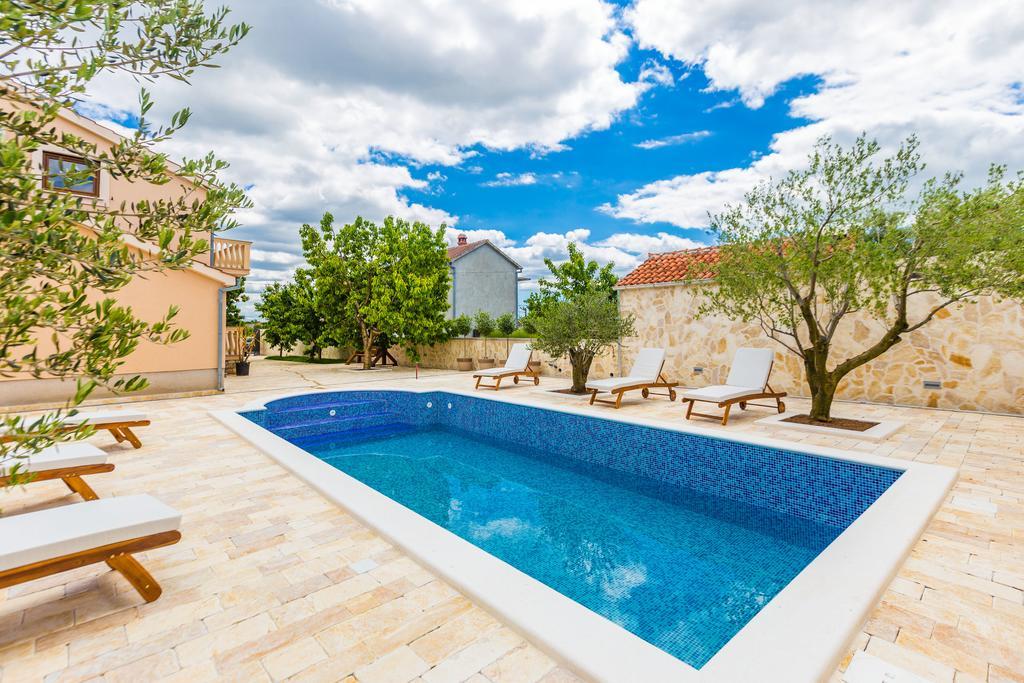 Villa Tina With Swimming Pool, Tennis Court, Games Room, Sauna, Gym, Bbq Policnik Eksteriør bilde