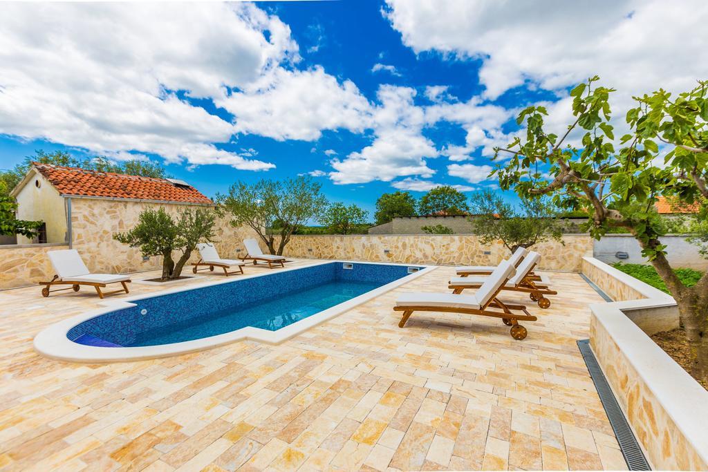 Villa Tina With Swimming Pool, Tennis Court, Games Room, Sauna, Gym, Bbq Policnik Eksteriør bilde