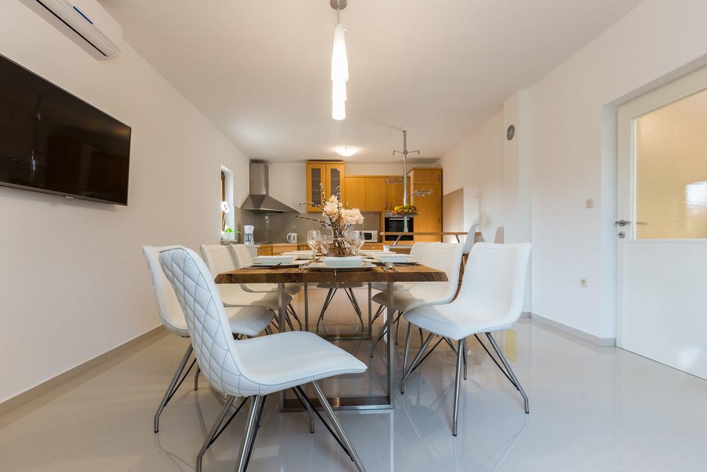 Villa Tina With Swimming Pool, Tennis Court, Games Room, Sauna, Gym, Bbq Policnik Eksteriør bilde