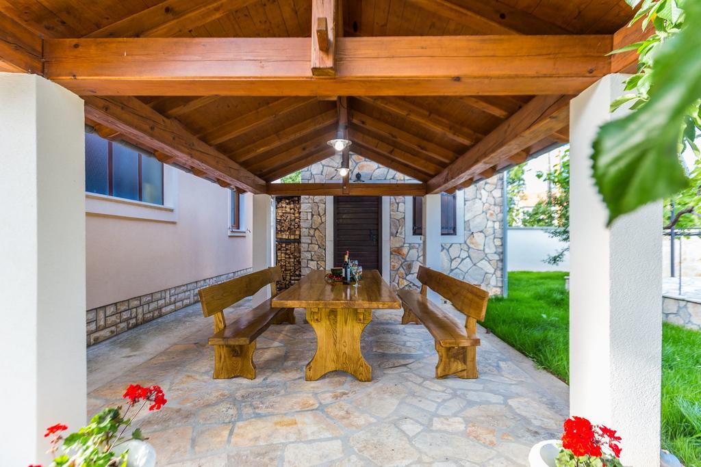 Villa Tina With Swimming Pool, Tennis Court, Games Room, Sauna, Gym, Bbq Policnik Eksteriør bilde