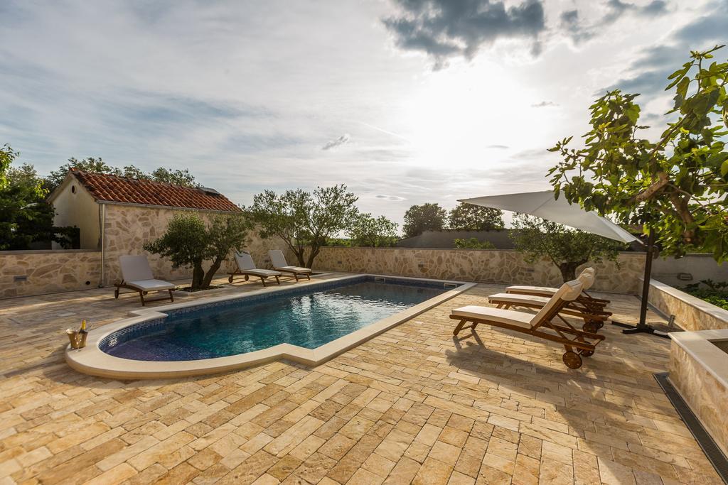 Villa Tina With Swimming Pool, Tennis Court, Games Room, Sauna, Gym, Bbq Policnik Eksteriør bilde