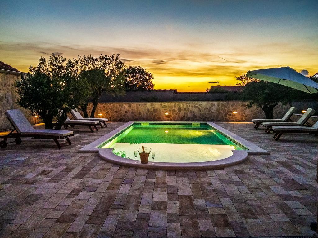 Villa Tina With Swimming Pool, Tennis Court, Games Room, Sauna, Gym, Bbq Policnik Eksteriør bilde