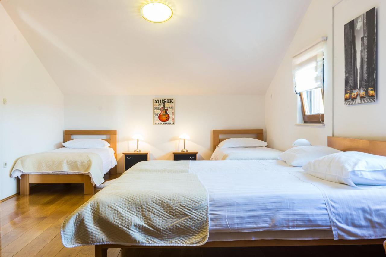 Villa Tina With Swimming Pool, Tennis Court, Games Room, Sauna, Gym, Bbq Policnik Eksteriør bilde