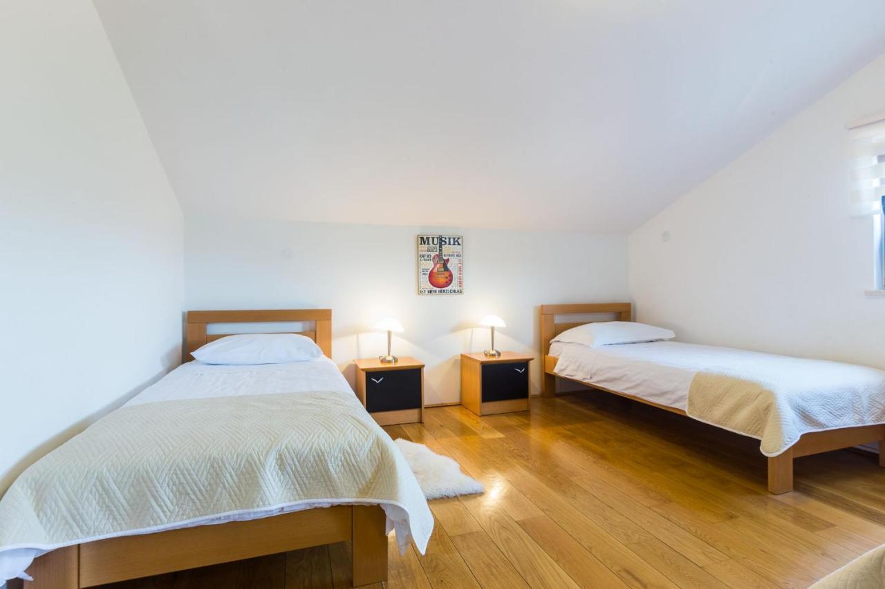 Villa Tina With Swimming Pool, Tennis Court, Games Room, Sauna, Gym, Bbq Policnik Eksteriør bilde