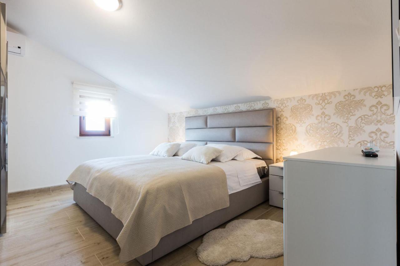 Villa Tina With Swimming Pool, Tennis Court, Games Room, Sauna, Gym, Bbq Policnik Eksteriør bilde