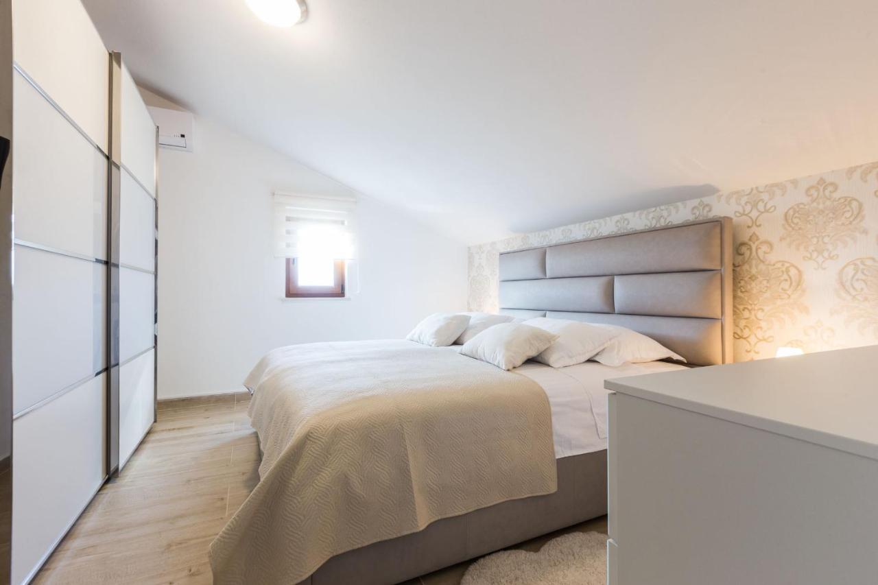 Villa Tina With Swimming Pool, Tennis Court, Games Room, Sauna, Gym, Bbq Policnik Eksteriør bilde