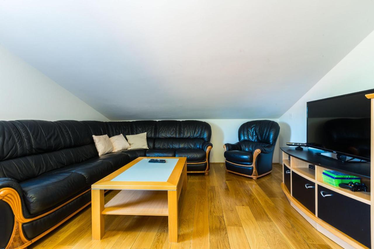 Villa Tina With Swimming Pool, Tennis Court, Games Room, Sauna, Gym, Bbq Policnik Eksteriør bilde