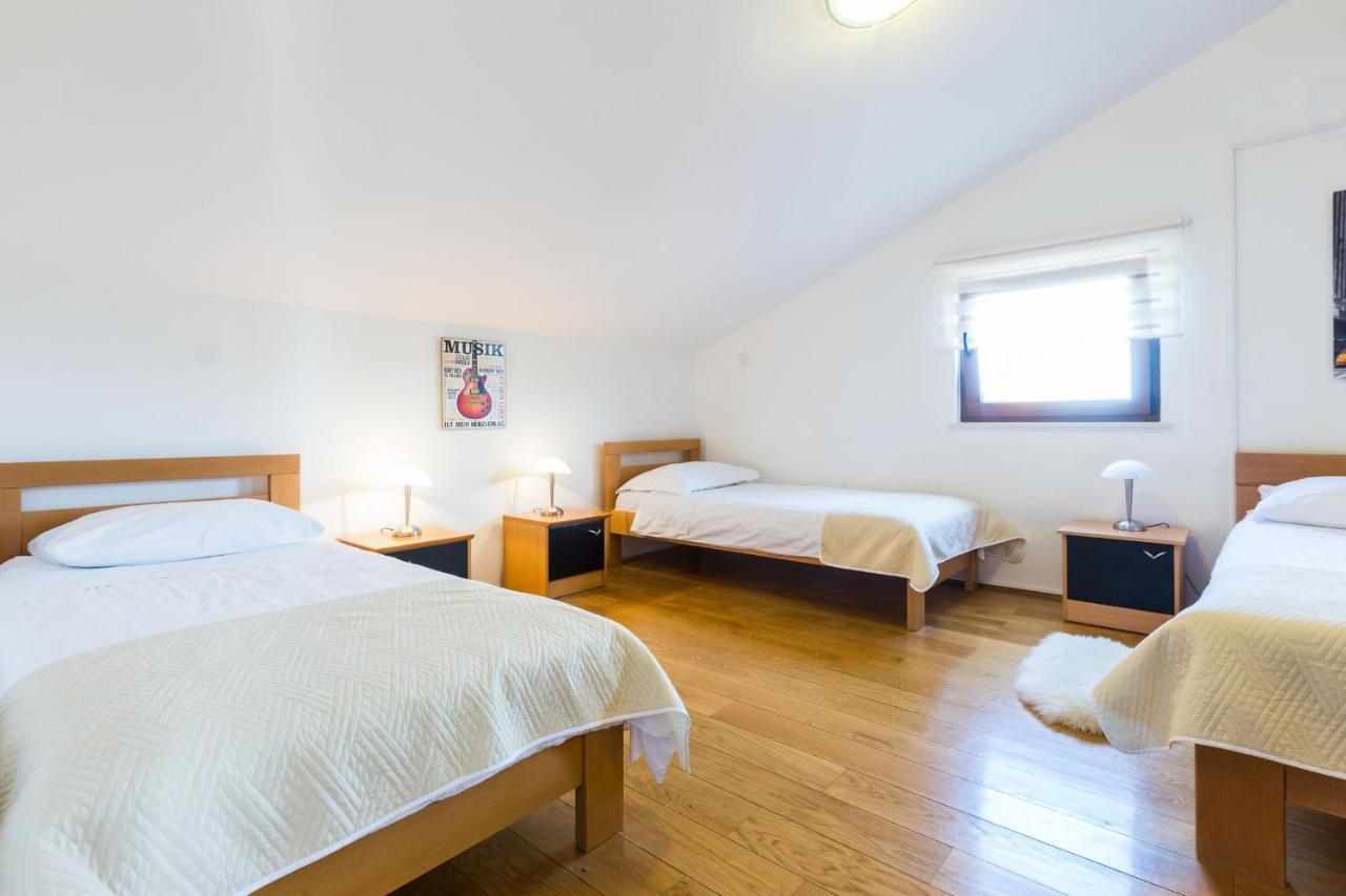 Villa Tina With Swimming Pool, Tennis Court, Games Room, Sauna, Gym, Bbq Policnik Eksteriør bilde